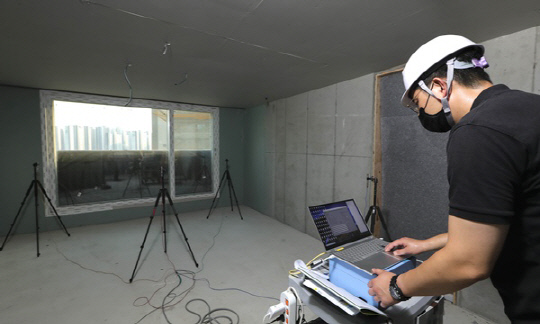 DL이앤씨 직원이 한 신축 아파트 공사 현장에서 중량 충격음 테스트를 진행하고 있다. <DL이앤씨 제공>